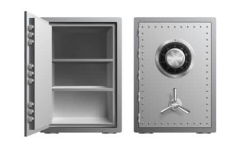 Foto su sfondo bianco di una cassaforte ignifuga con doppio sistema di sicurezza, a sinistra aperta, a destra chiusa