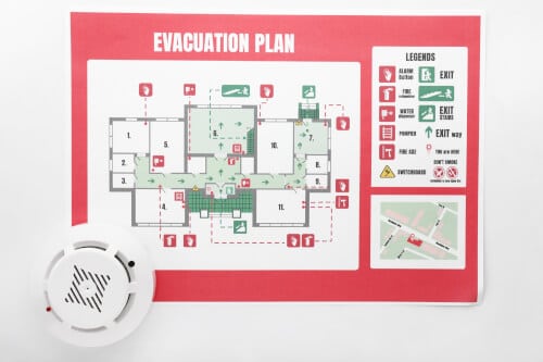 Il Piano di Emergenza ed Evacuazione (PEE) prevede una serie di misure da adottare in caso di emergenza, come ad esempio incendi, terremoti o alluvioni. Il PEE è redatto da un team di esperti, come ad esempio ingegneri, architetti, tecnici di sicurezza e medici, e deve essere aggiornato periodicamente.