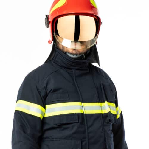 Persona vestita totalmente con abbigliamento antincendio con casco e visiera