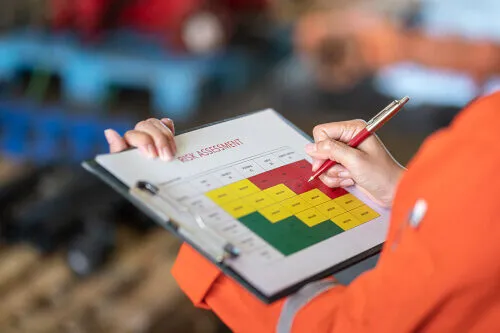 foto di un addetto alla sicurezza che studia la checklist per la valutazione rischi