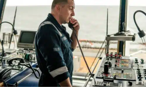 immagine di un addetto alle comunicazioni che parla tramite la radio