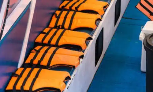 immagine di diversi giubotti di salvataggio messi in fila e pronti all'uso