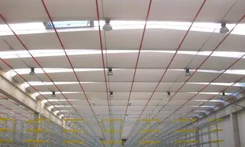 Esempio di impianto sprinkler deluge con testine sprinkler messe in file ordinate sul soffitto e collegate tra loro