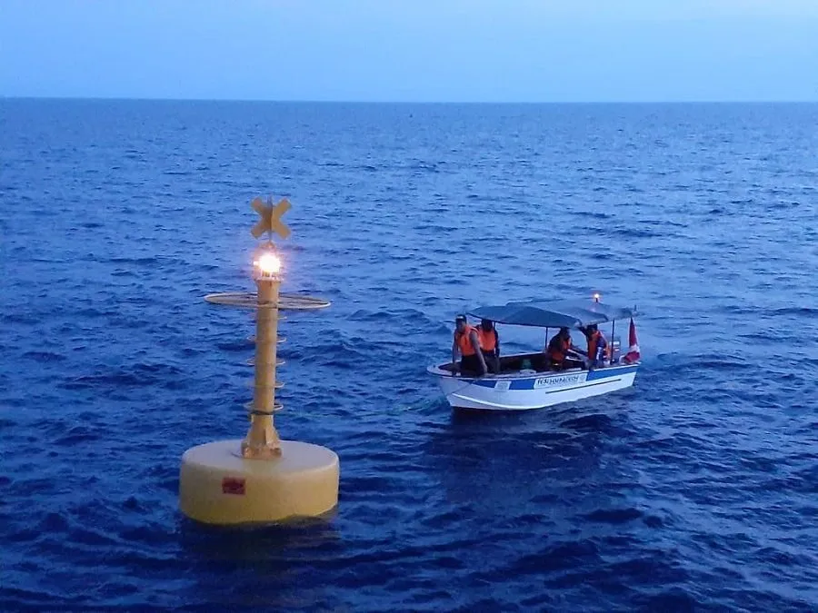 boa luminosa di sera con barca di salvataggio