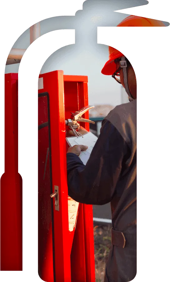 Tecnico durante la manutenzione di un estintore