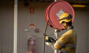 Tecnico specializzato effettua una manutenzione impianto idrico antincendio