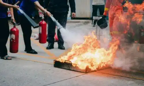 foto del personale che impara ad utilizzare le manichette antincendio