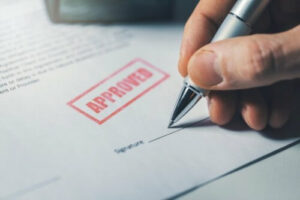foglio di una certificazione antincendio approvata, con mano del responsabile che la firma