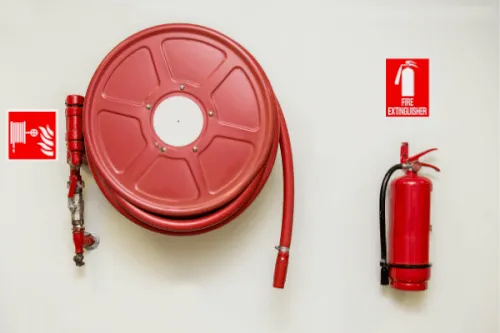 immagine di sistemi di spegnimento incendi appesi al muro