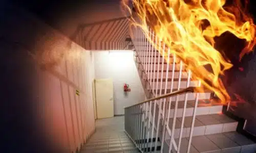 Immagine del fuoco che divampa sulla rampa delle scale e alla fine la porta antincendio come da normativa