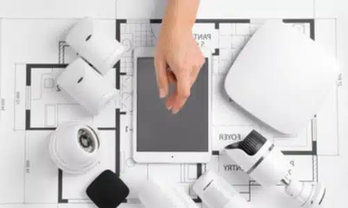 foto di una mano con con un tablet organizza il piano di emergenza ed evacuazione con allarmi antincendio, rilevatori di fumo, videocamere e testine sprinkler