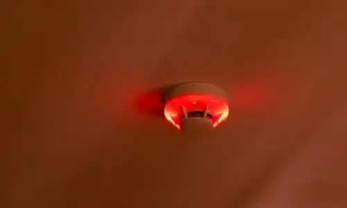 Rilevatore di fumo con allarme ottico per persone non udenti, con una forte luce rossa a led