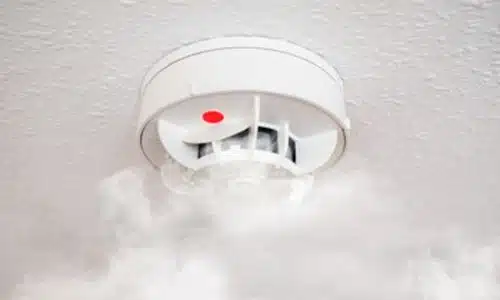 Rivelatore di fumo a ionizzazione con del fumo vicino