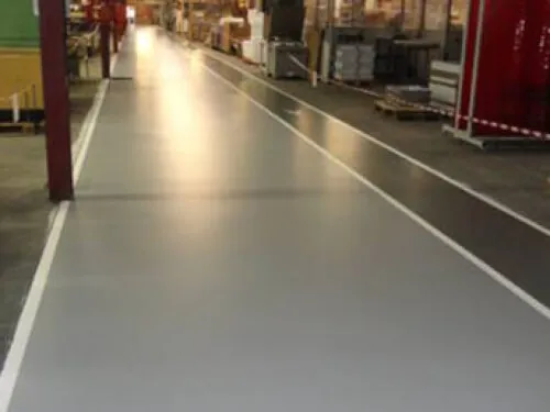 foto di un luogo di lavoro con rivestimenti-cementizi