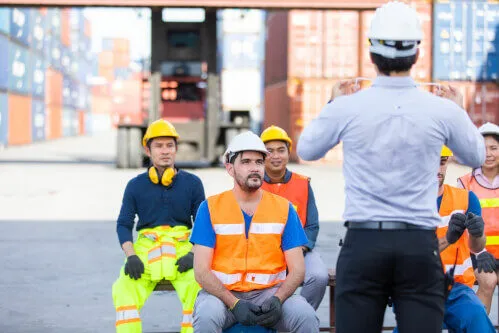 foto di un istruttore che in un cantiere esegue una fomarzione del personale sulla sicurezza sul lavoro