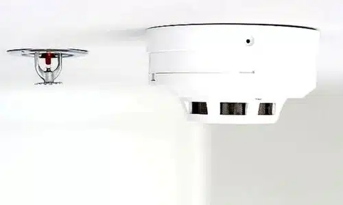 Al soffitto una testina sprinkler a secco con vicino il rilevatore di fumo